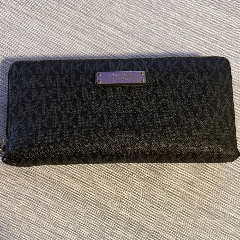 Michael Kors Jet Set Black Zip Wallet